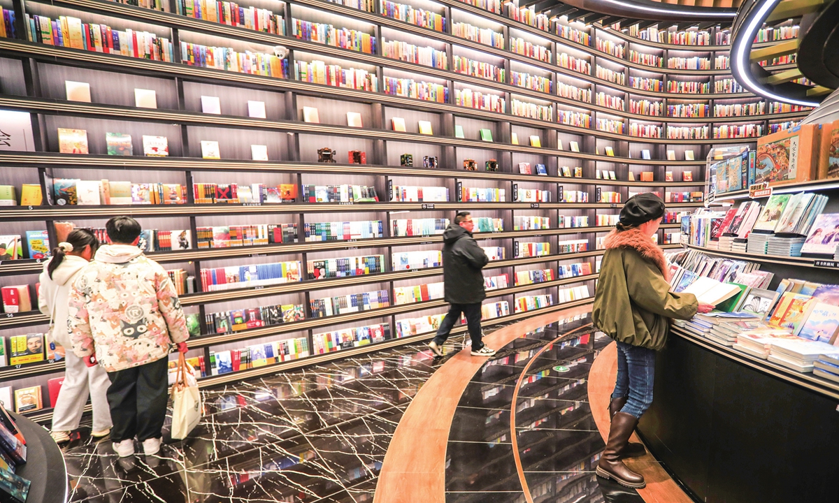 Customers read and purchase books at a bookstore, as part of their New Year's resolutions in Huai'an, East China's Jiangsu Province, on January 3, 2026. Photos on this page: VCG 