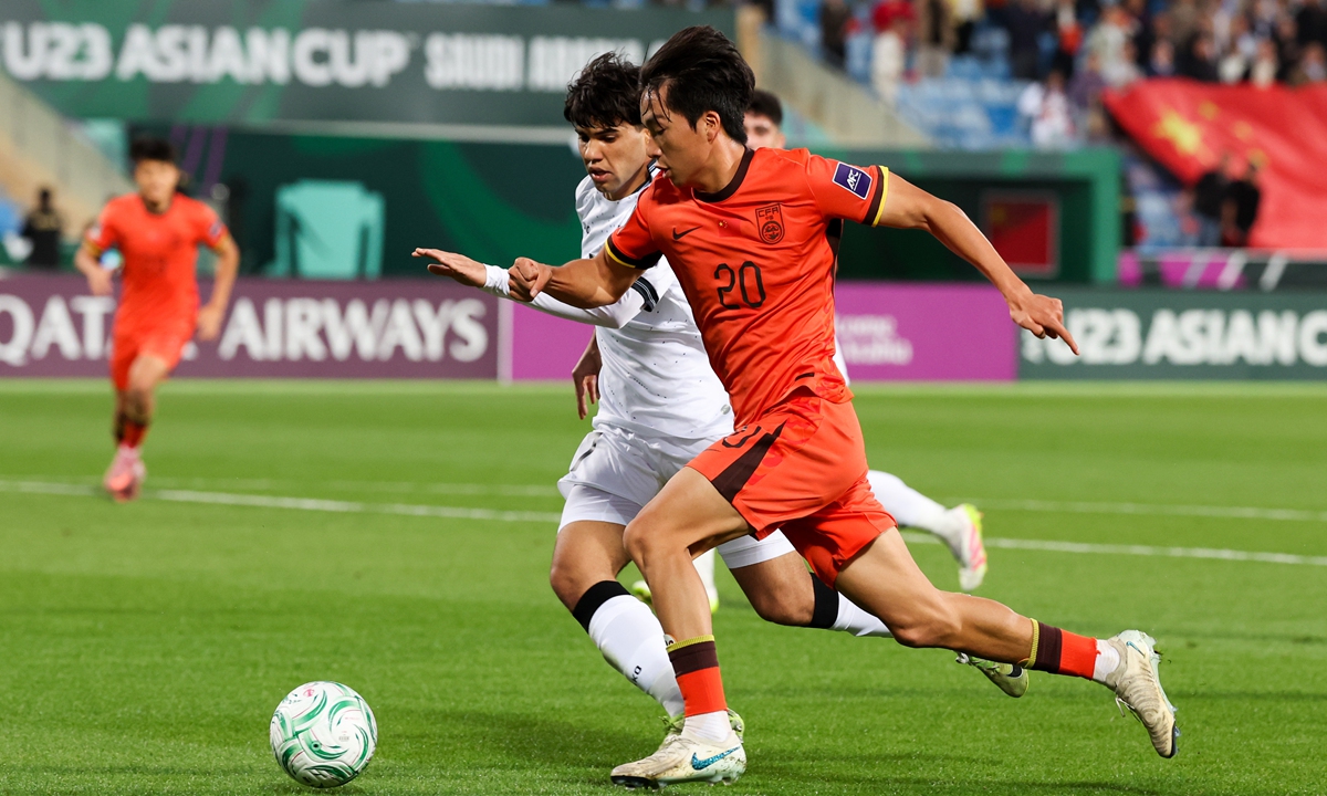 Chinese player Li Zhenquan (No.20) runs with the ball against an Iraqi player during the U23 Asian Cup in Riyadh, Saudi Arabia on January 8, 2026. Photo: VCG