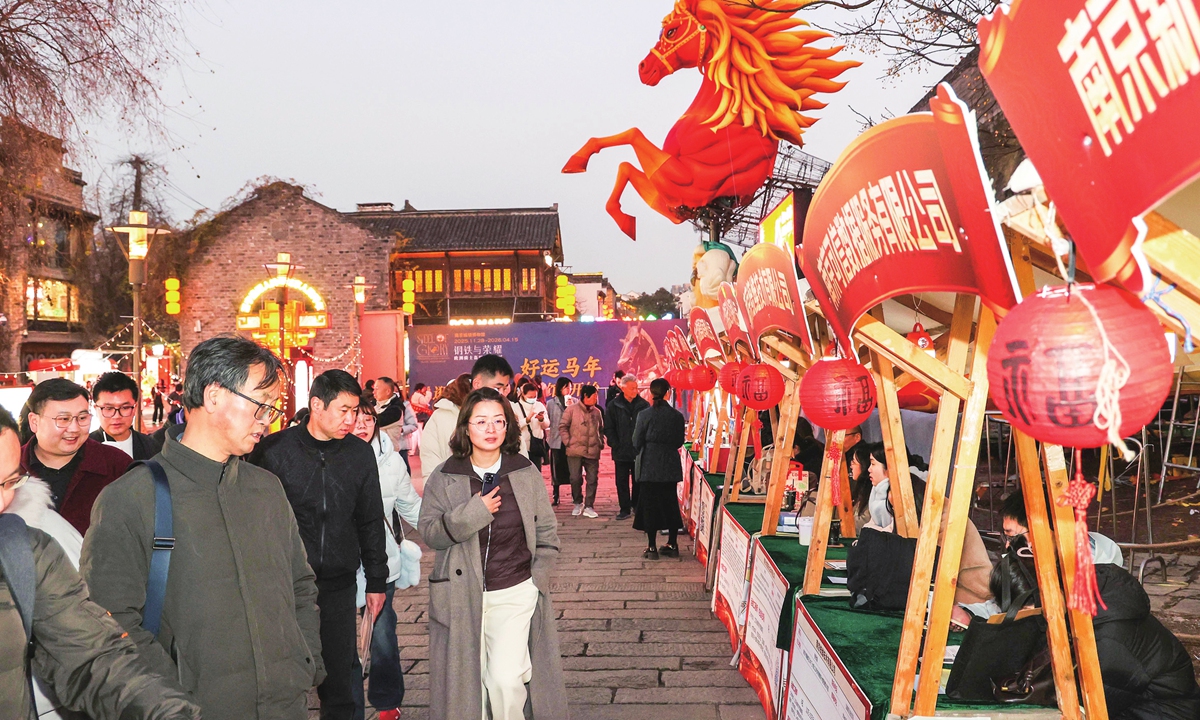 Job seekers browse stalls at the first talent night market of the new year in the Confucius Temple scenic zone in Nanjing, East China's Jiangsu Province on January 9, 2026. The event featured five sections, including technological innovation, manufacturing and public services, with more than 50 companies offering over 1,000 job openings. Photo: VCG