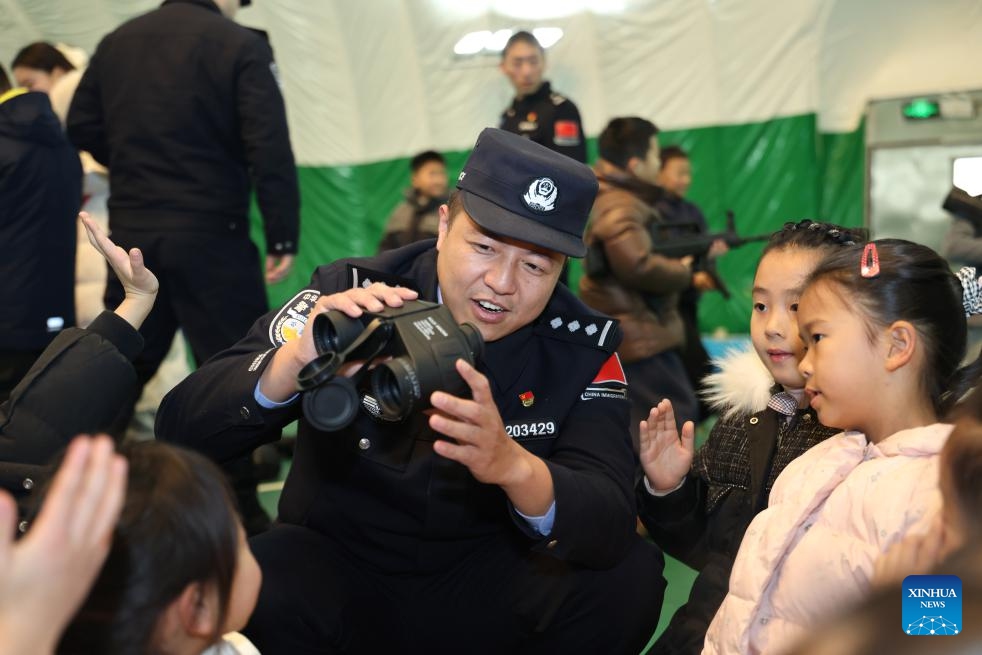 A police officer introduces police equipment to children at a border inspection station in Huai'an, east China's Jiangsu Province, Jan. 10, 2026. Various activities were held nationwide to mark the sixth Chinese People's Police Day. (Photo: Xinhua)