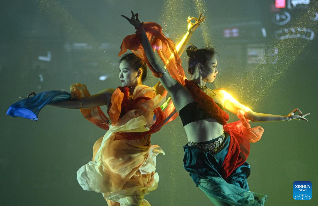 Contestants perform extreme dance on an underwater stage in Sanya, south China's Hainan Province, on Jan. 14, 2026. Co-hosted by the China Extreme Sports Association and Fosun Tourism Group, the 2026 China Extreme Dance Performance Competition was held from Jan. 14 to 15 at Atlantis Sanya, attracting 24 contestants from over 10 provinces and municipalities across the country.

Extreme Dance is an innovative sport evolved from street dance. The competition featured contestants performing on land and underwater stages, showcasing a blend of street dance strength and artistic grace to present a spectacular visual feast for the audience. (Xinhua/Pu Xiaoxu)