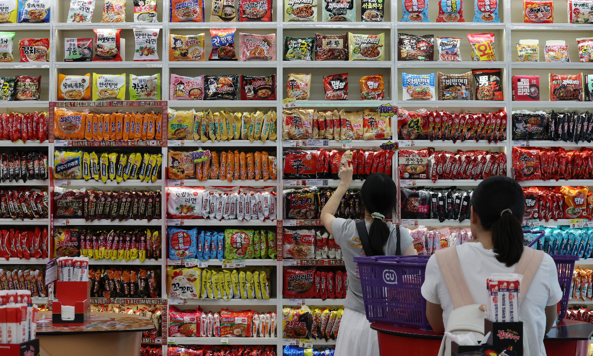 Customers select ramyeon at a store in Seoul, South Korea on August 20, 2025. Photo: VCG
