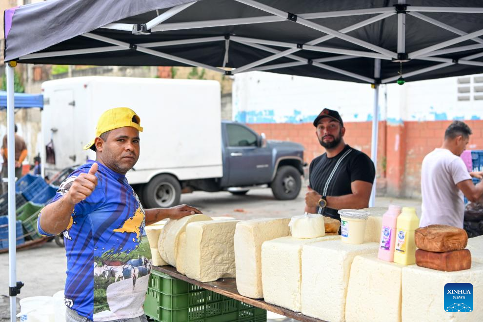 A vendor sells cheese at a cheese market in Caracas, Venezuela, Jan. 13, 2026. (Xinhua/Ding Hongfa)