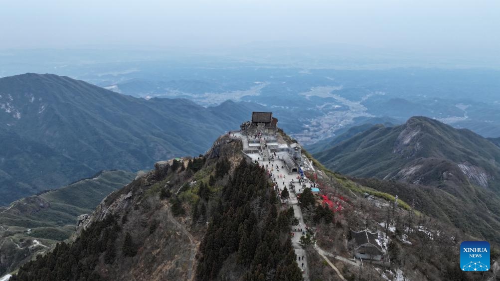 An aerial drone photo taken on Jan. 10, 2026 shows tourists visiting the Hengshan Mountain scenic spot in Hengyang City, central China's Hunan Province. (Photo: Xinhua)