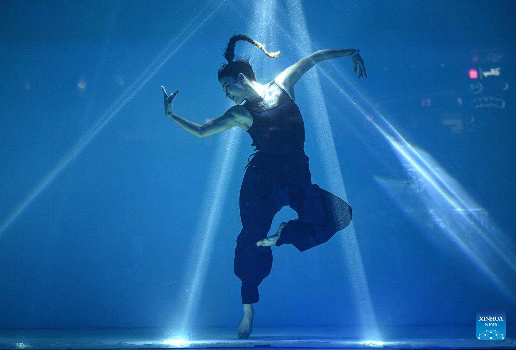 A contestant performs extreme dance on an underwater stage in Sanya, south China's Hainan Province, on Jan. 14, 2026. Co-hosted by the China Extreme Sports Association and Fosun Tourism Group, the 2026 China Extreme Dance Performance Competition was held from Jan. 14 to 15 at Atlantis Sanya, attracting 24 contestants from over 10 provinces and municipalities across the country.

Extreme Dance is an innovative sport evolved from street dance. The competition featured contestants performing on land and underwater stages, showcasing a blend of street dance strength and artistic grace to present a spectacular visual feast for the audience. (Xinhua/Pu Xiaoxu)