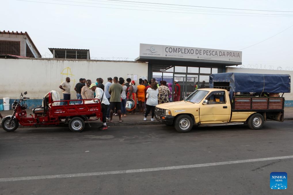 Citizens enter the Praia Fishing Complex in Praia, capital of Cape Verde, on Jan. 10, 2026. Cape Verde is an island country located in the Atlantic Ocean off the west coast of Africa, endowed with abundant marine resources. Fisheries play a vital role in the national economy and livelihoods, serving as a key source of employment, food supply and income. (Photo: Xinhua)