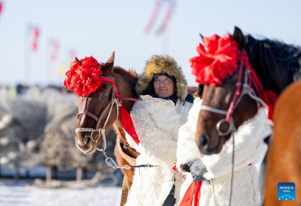 Fishermen wait for hauling the fishing net during the 4th Hasuhai Lake winter fishing festival in Tumd Left Banner of Hohhot, north China's Inner Mongolia Autonomous Region, Jan. 10, 2026. The 4th Hasuhai Lake winter fishing festival opened in Tumd Left Banner of Hohhot on Saturday. The activity features ice and snow entertainment, hot spring experience, delicious food and folk shows, attracting many citizens and tourists. (Photo: Xinhua)