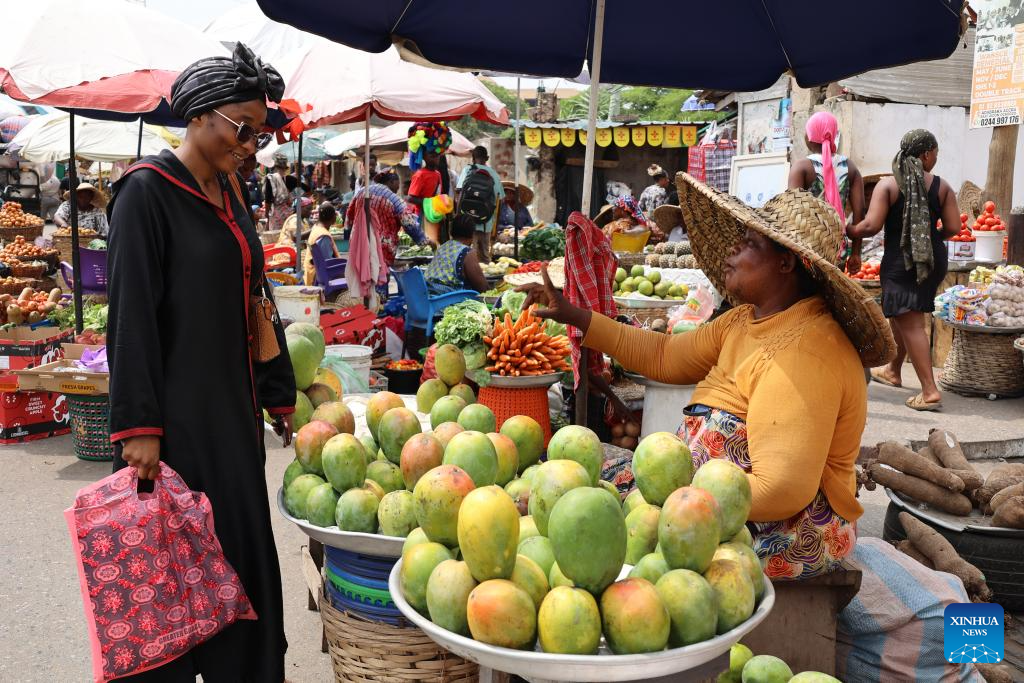 A woman buys fruit at a street market in Accra, Ghana, on Jan. 14, 2026. (Photo by Seth/Xinhua)
