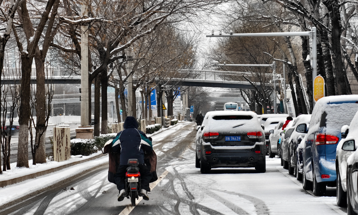 Beijing residents witness the first snow of 2026 on January 18, 2026.Photo: VCG