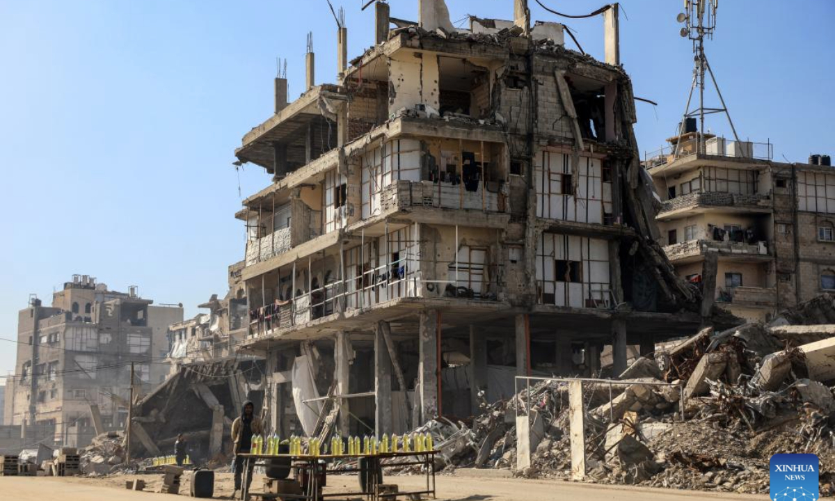 Photo taken on Jan. 15, 2026 shows vendors near damaged buildings in Gaza City. (Photo:Xinhua)
