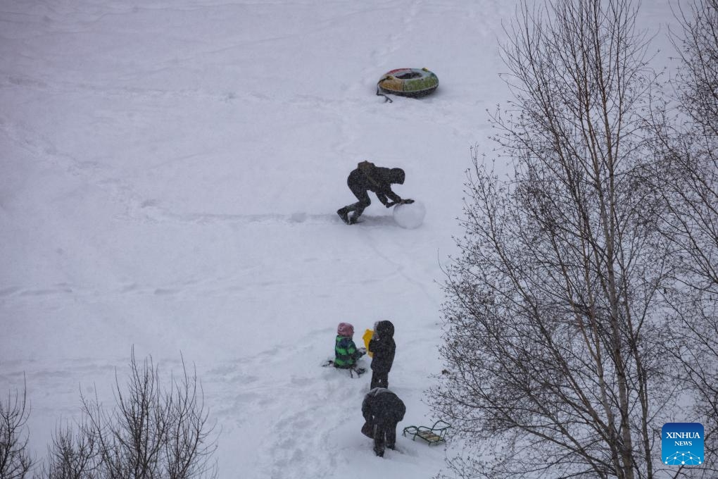 People play in the snow in Vladivostok, Russia, Jan. 10, 2026. (Photo: Xinhua)