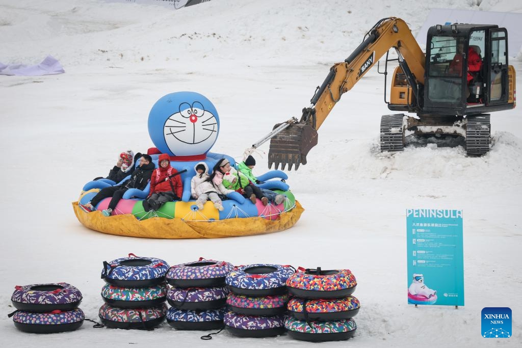 Visitors play on snow at a hot spring resort in Shenyang, northeast China's Liaoning Province, Jan. 9, 2026. Leveraging its unique natural resources, Shenyang offers special winter tourism experiences by combining ice-and-snow activities with hot springs, attracting visitors from across the country. (Photo: Xinhua)