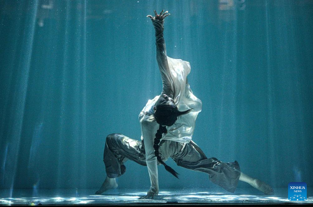 A contestant performs extreme dance on an underwater stage in Sanya, south China's Hainan Province, on Jan. 14, 2026. Co-hosted by the China Extreme Sports Association and Fosun Tourism Group, the 2026 China Extreme Dance Performance Competition was held from Jan. 14 to 15 at Atlantis Sanya, attracting 24 contestants from over 10 provinces and municipalities across the country.

Extreme Dance is an innovative sport evolved from street dance. The competition featured contestants performing on land and underwater stages, showcasing a blend of street dance strength and artistic grace to present a spectacular visual feast for the audience. (Xinhua/Pu Xiaoxu)