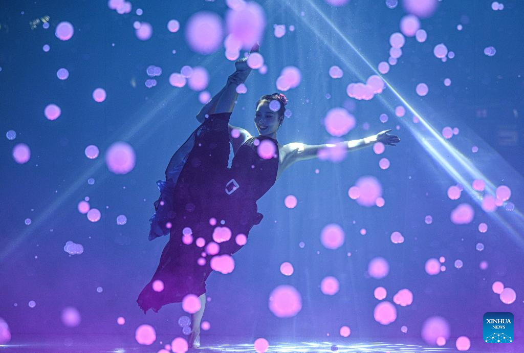 A contestant performs extreme dance on an underwater stage in Sanya, south China's Hainan Province, on Jan. 14, 2026. Co-hosted by the China Extreme Sports Association and Fosun Tourism Group, the 2026 China Extreme Dance Performance Competition was held from Jan. 14 to 15 at Atlantis Sanya, attracting 24 contestants from over 10 provinces and municipalities across the country.

Extreme Dance is an innovative sport evolved from street dance. The competition featured contestants performing on land and underwater stages, showcasing a blend of street dance strength and artistic grace to present a spectacular visual feast for the audience. (Xinhua/Pu Xiaoxu)