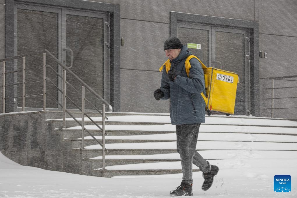 A deliveryman walks against a blizzard in Vladivostok, Russia, Jan. 10, 2026. (Photo: Xinhua)