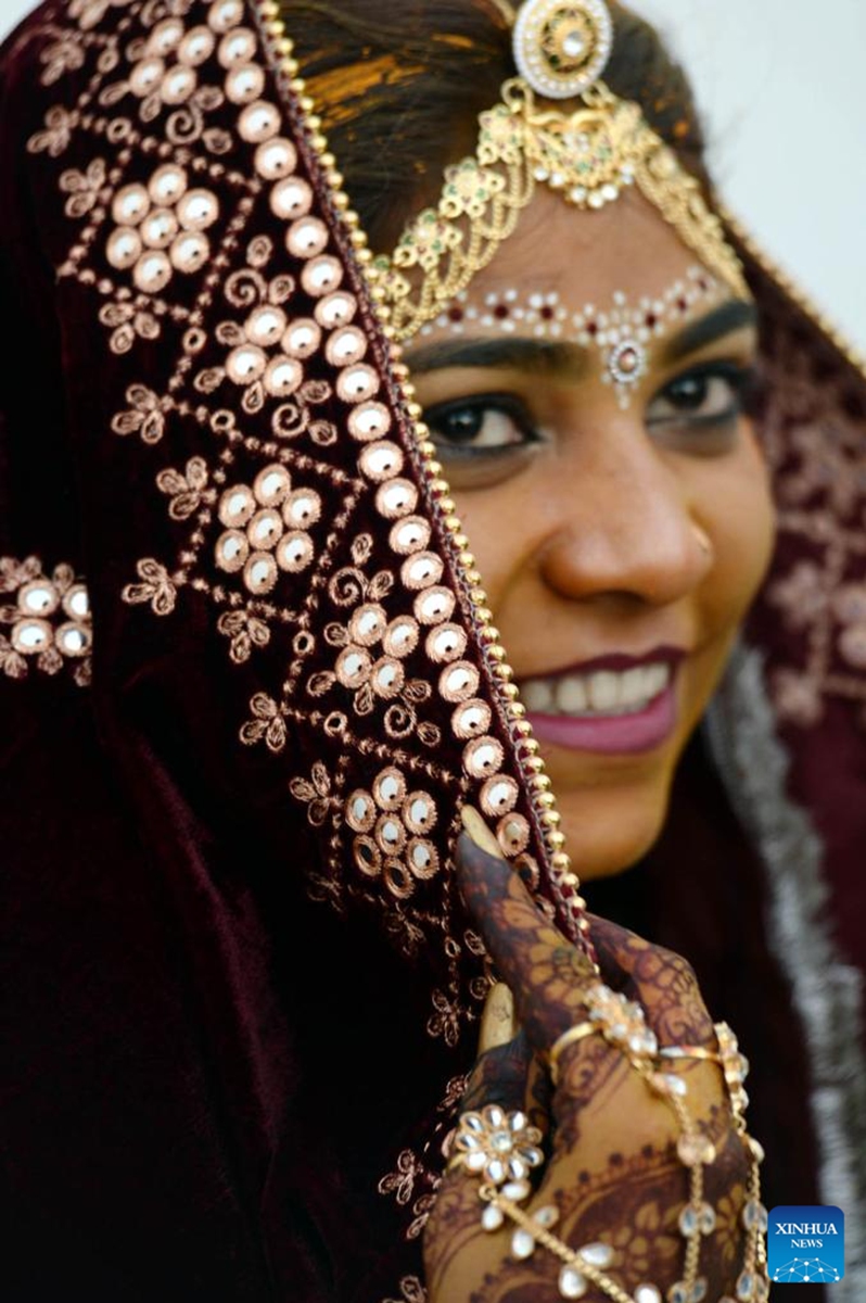 A bride poses for a photo during a mass wedding ceremony in Karachi, Pakistan, Jan. 11, 2026. Photo: Xinhua
