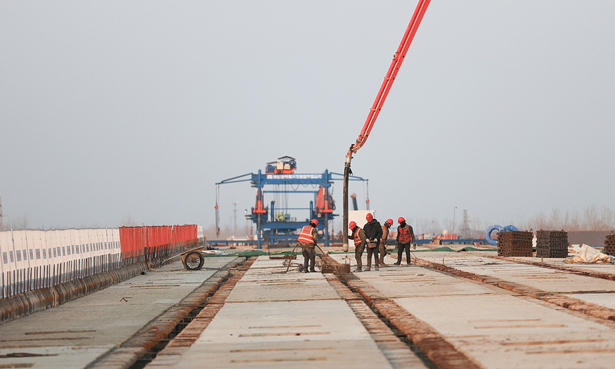 Workers from China Construction Eighth Engineering Division work on the G204 highway project in Lianyungang, Jiangsu Province, on January 6, 2026. Photo: VCG