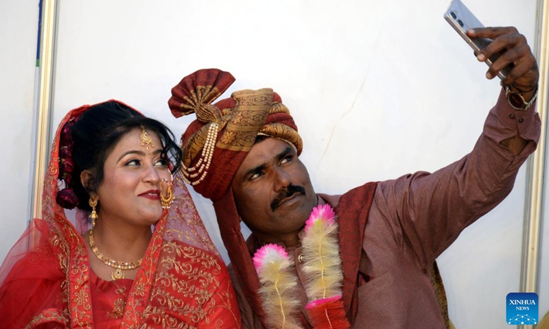 A bride and a groom take a selfie during a mass wedding ceremony in Karachi, Pakistan, Jan. 11, 2026. Photo: Xinhua