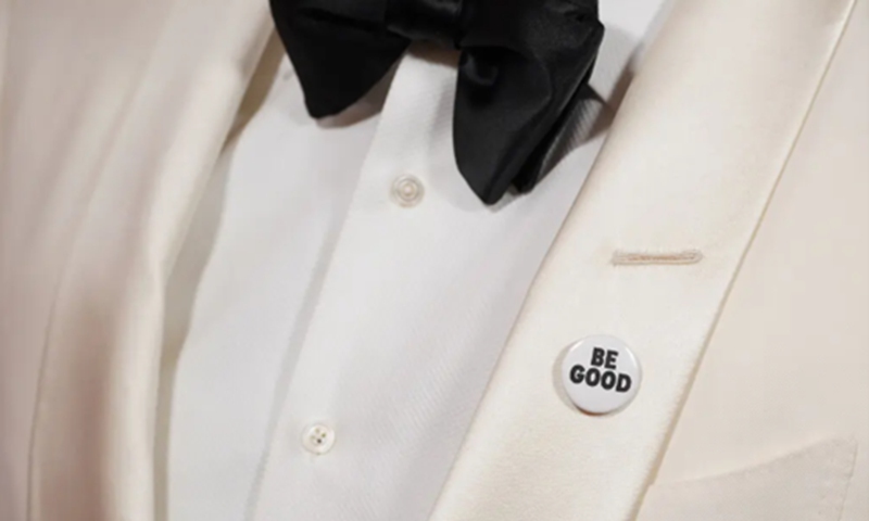 Mark Ruffalo wears a 