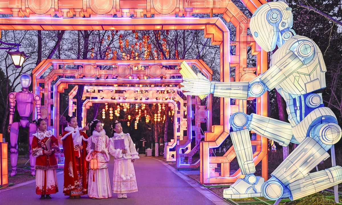 Primary school students show interest in a lantern in the shape of a humanoid robot at a lantern festival in Hefei, East China's Anhui Province on January 12, 2026. Photo: VCG