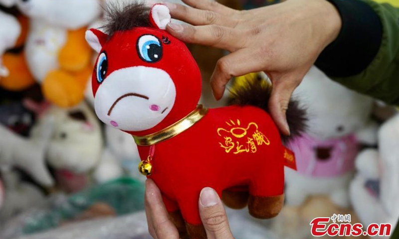 A buyer measures the size of a 