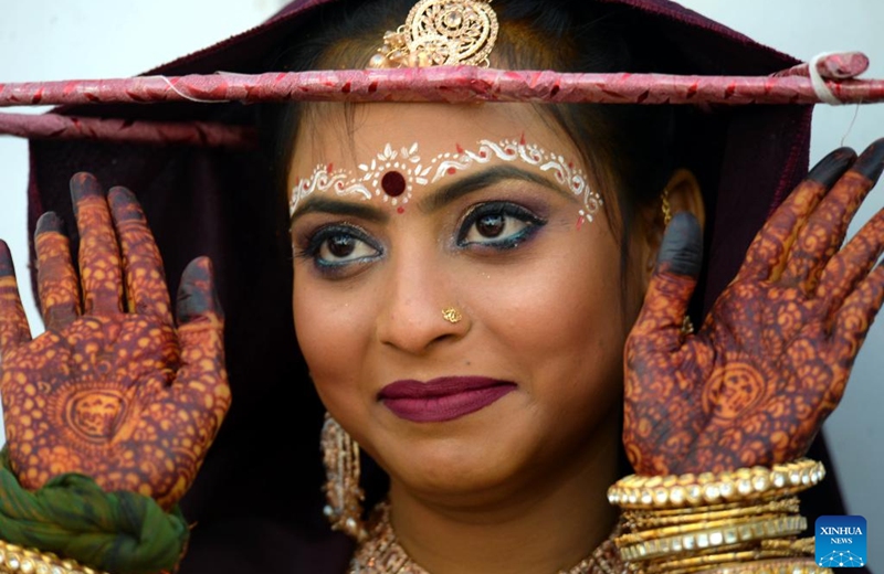 A bride poses for a photo during a mass wedding ceremony in Karachi, Pakistan, Jan. 11, 2026. Photo: Xinhua