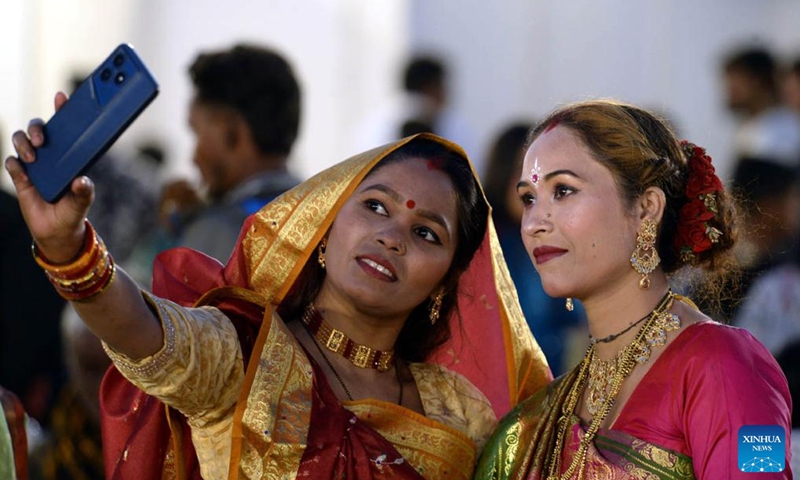 Guests take selfies during a mass wedding ceremony in Karachi, Pakistan, Jan. 11, 2026. Photo: Xinhua