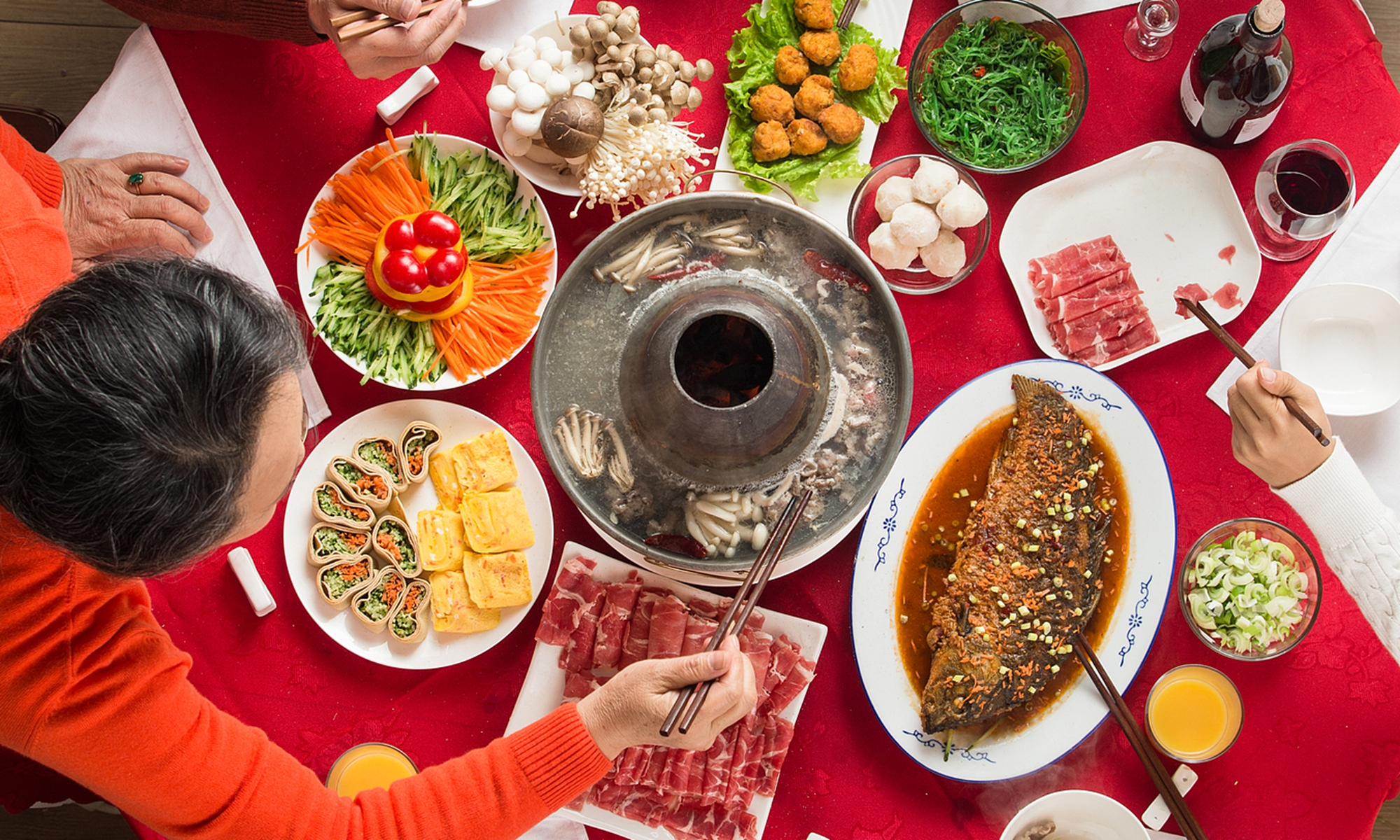 A family sits together enjoying a meal at home. Ph0to: VCG