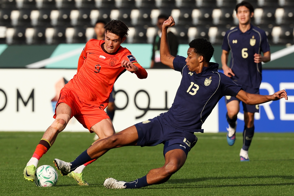 Chinese player Behram Abduweli (left) controls the ball in the match against Thailand in their last Group D match at the 2026 AFC U23 Asian Cup on January 14, 2026 in Riyadh, Saudi Arabia. Photo: VCG