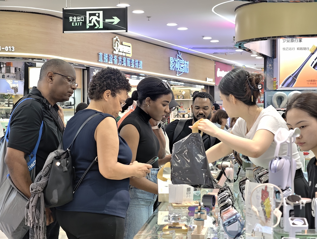Foreign tourists browse and shop along Shenzhen Huaqiangbei Commercial Street on April 20, 2025. Photo: VCG