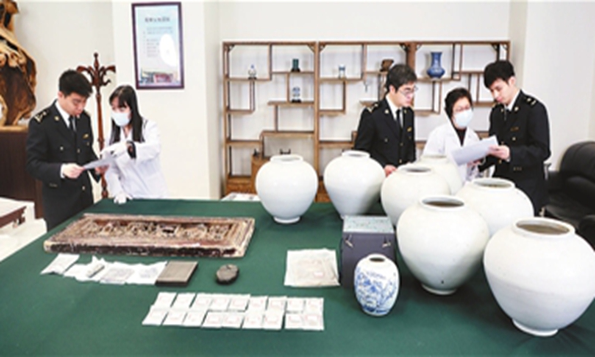 Staff members of Tianjin Customs inspect on cultural relics before their transfer to Tianjin Museum. Photo: Courtesy of Sun Liwei with People.cn