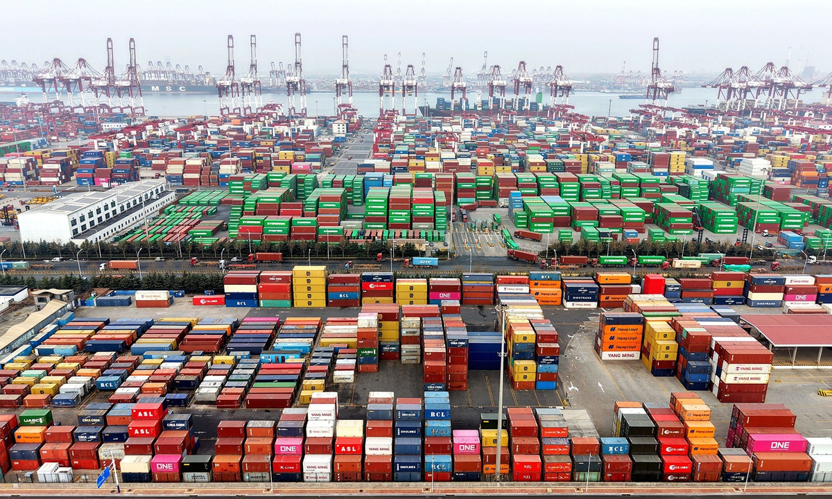 Containers are loaded at the hustle and bustle of Qingdao port in East China's Shandong Province on January 14, 2026. Photo: VCG