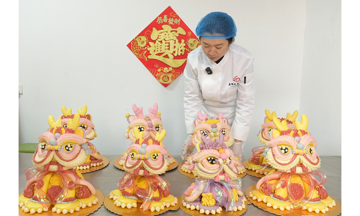 An employee arranges <em>hua mo</em> in Jiangzhou, East China's Shandong Province, on January 13, 2026. Photo: VCG
