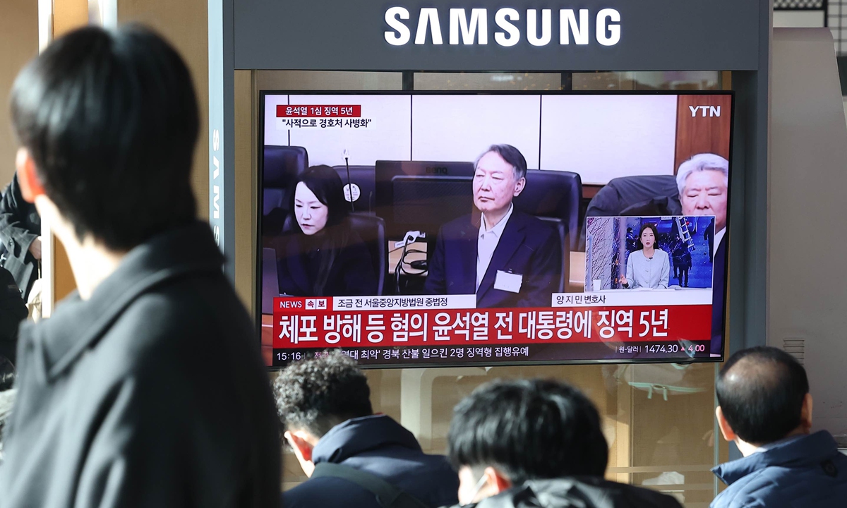 People watch a live TV broadcast of the trials of former South Korean president Yoon Suk-yeol at Seoul Station in Seoul, South Korea, on January 16, 2026. Yoon has been sentenced to five years in prison on charges including the obstruction of investigators' attempt. Photo: VCG