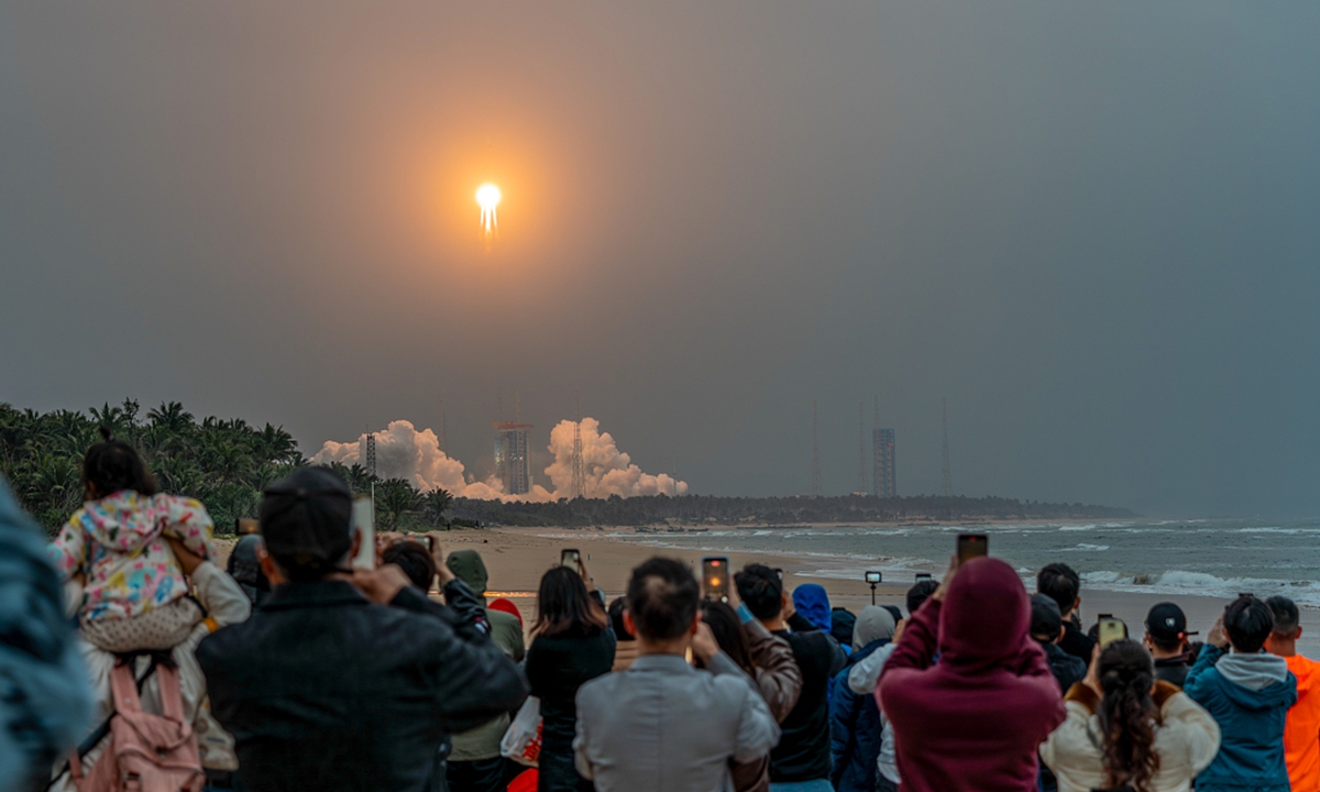 People watch the launch of a Long March-8A carrier rocket at South China's Hainan commercial space launch site in Wenchang on December 26, 2025. Photo: VCG