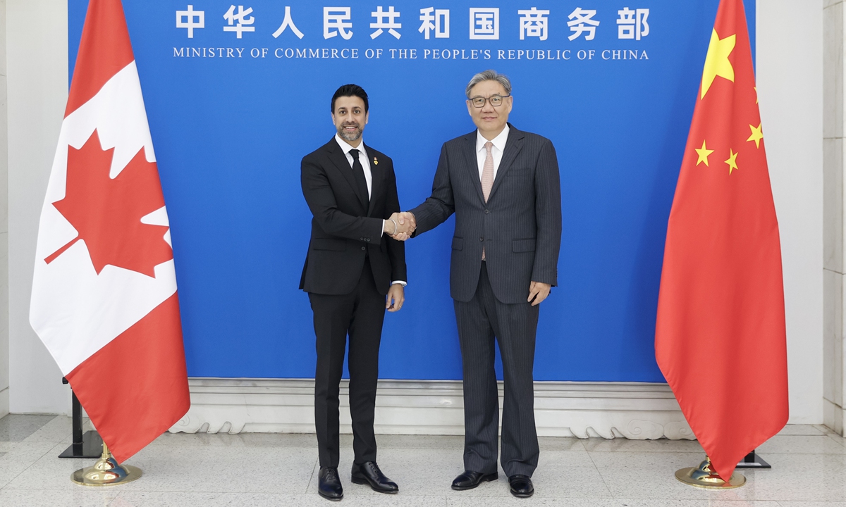 Chinese Commerce Minister Wang Wentao (right) meets with Canada's Minister of International Trade Maninder Sidhu in Beijing on January 15, 2026. Photo: MOFCOM website