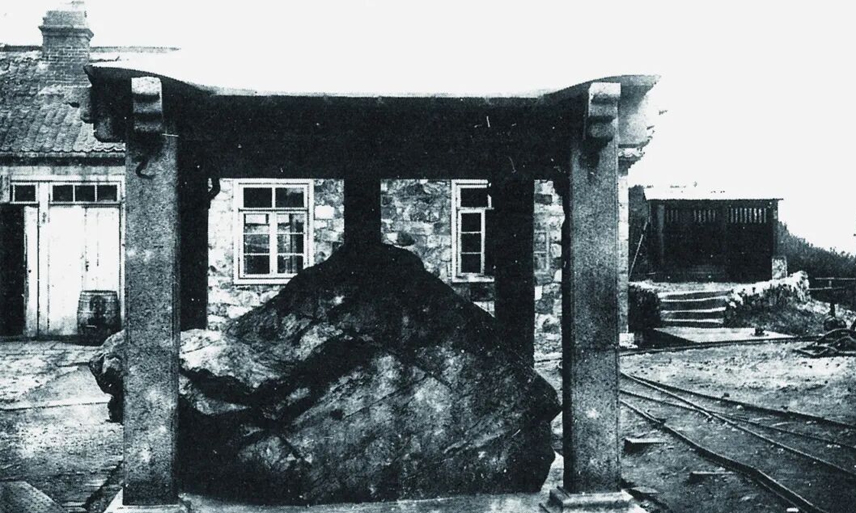 Photo of the Chinese Tang Honglu Well Stele of the Tang Dynasty (618-907) and its pavilion photographed at Lüshun's original site in the beginning of the 20 century