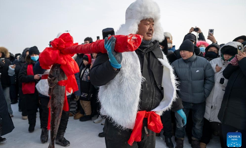 Fishermen transfer the first fish caught during the 2026 Xingkai Lake winter fishing festival at Xingkai Lake in northeast China's Heilongjiang Province, Jan. 17, 2026. The festival was kicked off on Saturday on the shore of Xingkai Lake, a boundary lake between China and Russia, presenting a fully-integrated immersive experience in folk arts, sports and amusements for visitors. (Photo: Xinhua)