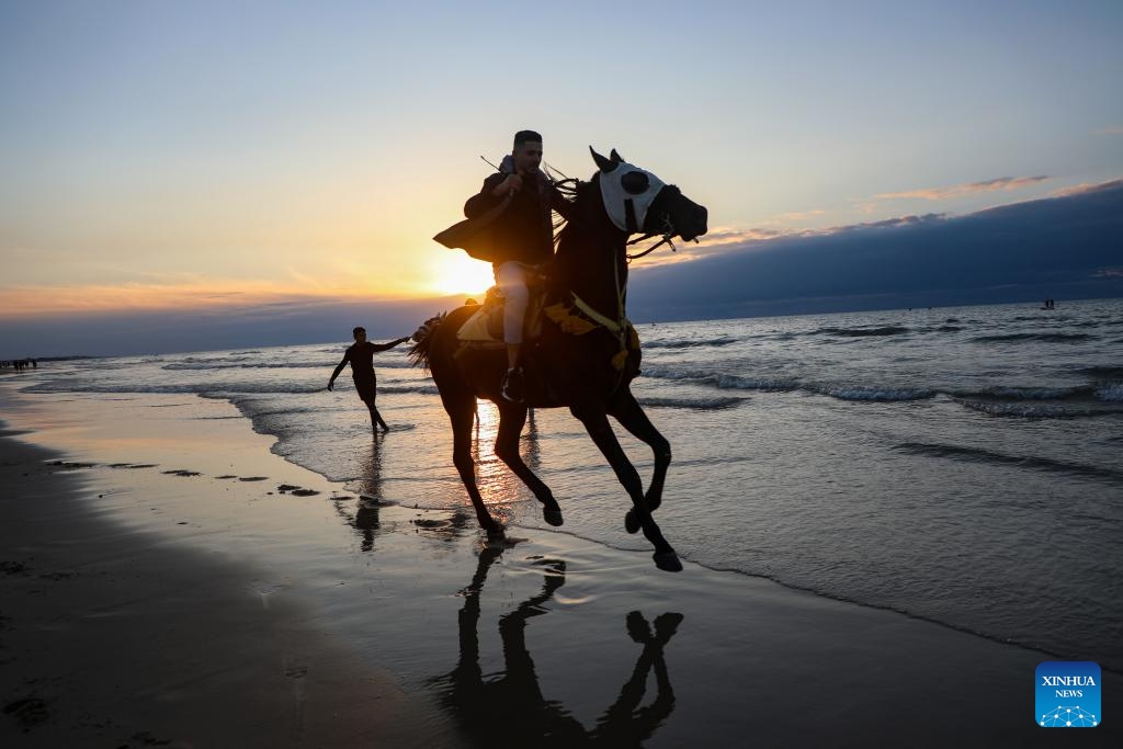 A Palestinian rides a horse on a beach in Gaza City at sunset, Jan. 16, 2026. (Photo: Xinhua)