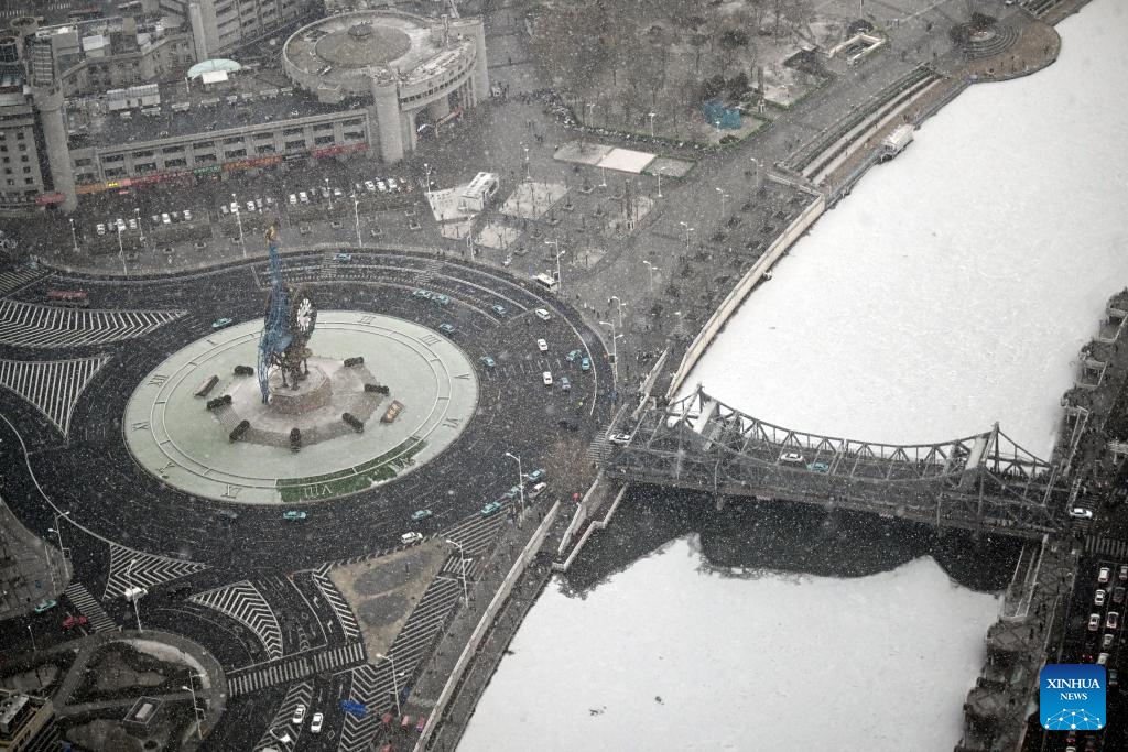 This photo taken on Jan. 17, 2026 shows a view of the Haihe River amid snowfall in Tianjin, north China. Tianjin witnessed its first snowfall of 2026 on Saturday. (Photo: Xinhua)