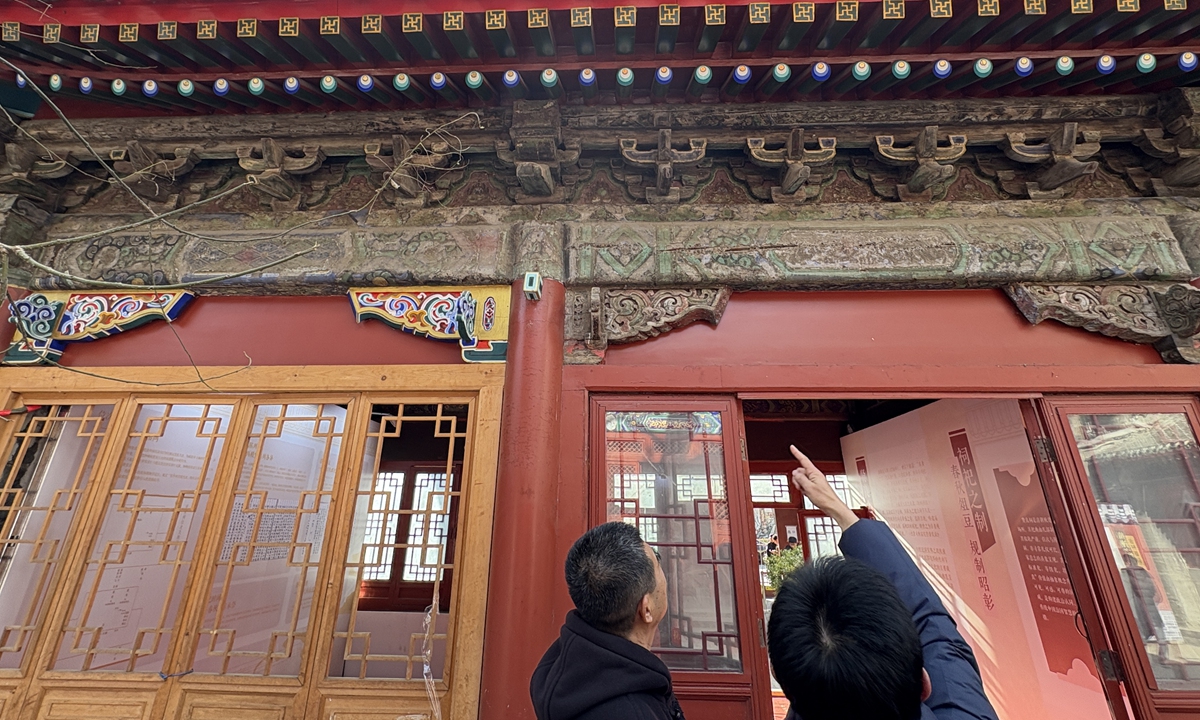 Visitors examine the restored and unrestored parts of the Xianliang temple in Beijing. 
Photos on this page: Wu Jie/GT