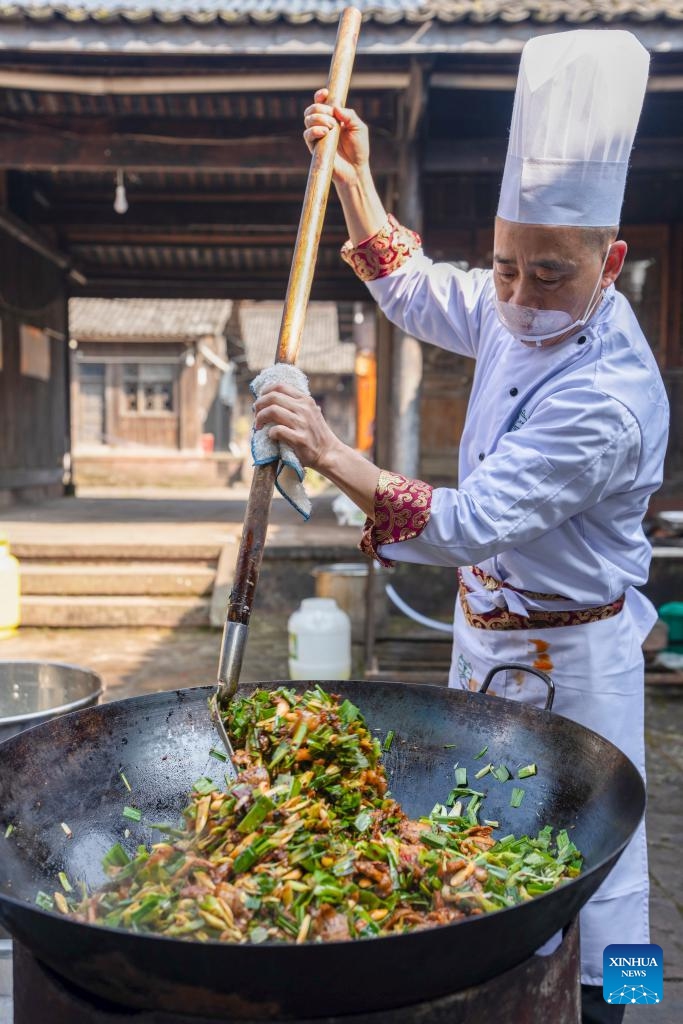 A chef prepares traditional Sichuan-style outdoor baba banquet during a cultural tourism event at Shangli Ancient Town in Ya'an, southwest China's Sichuan Province, Jan. 17, 2026. (Photo: Xinhua)
