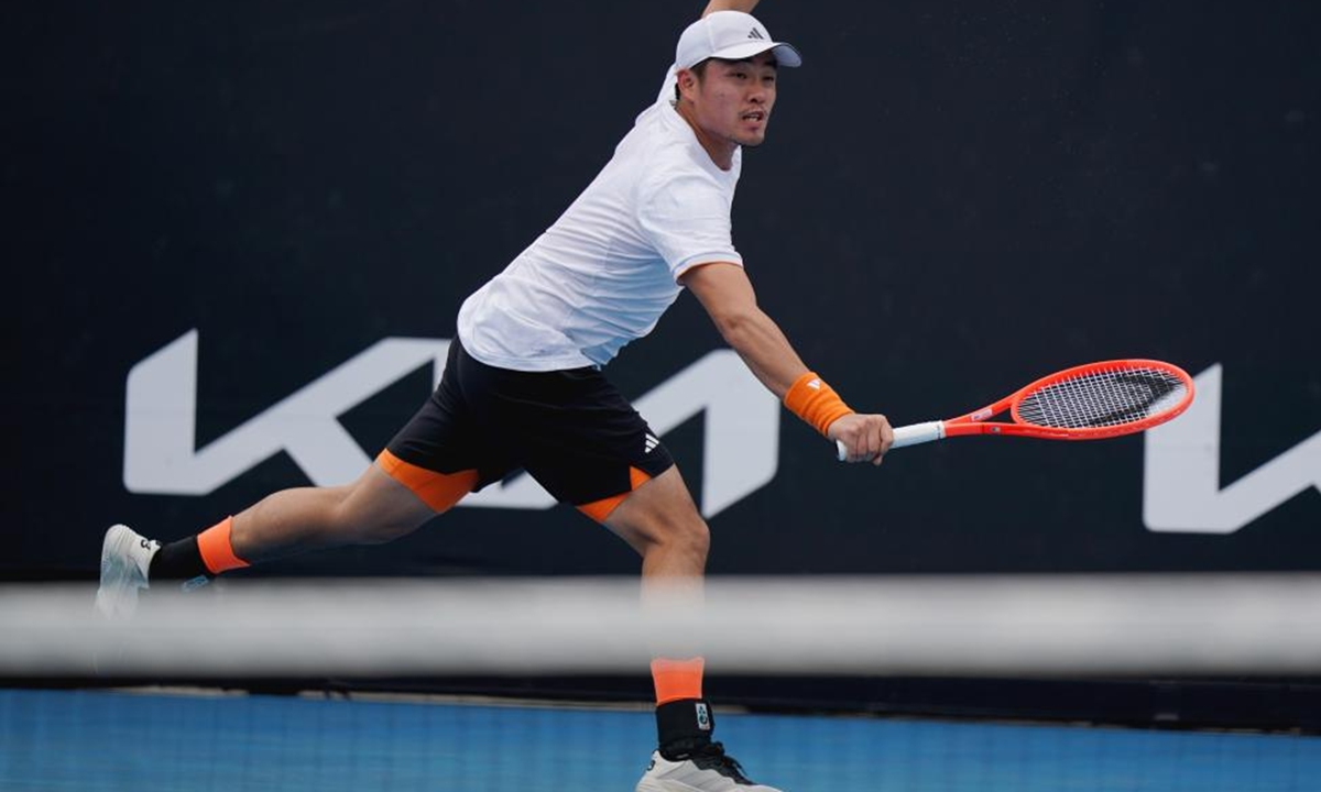 On January 15, Wu Yibing returned a shot during a match. On the same day, in the final round of the men's singles qualifying at the 2026 Australian Open in Melbourne, Australia, Chinese player Wu Yibing defeated Maxime Boyé 2-0 to advance to the main draw. Photo: Courtesy of Xinhua News Agency