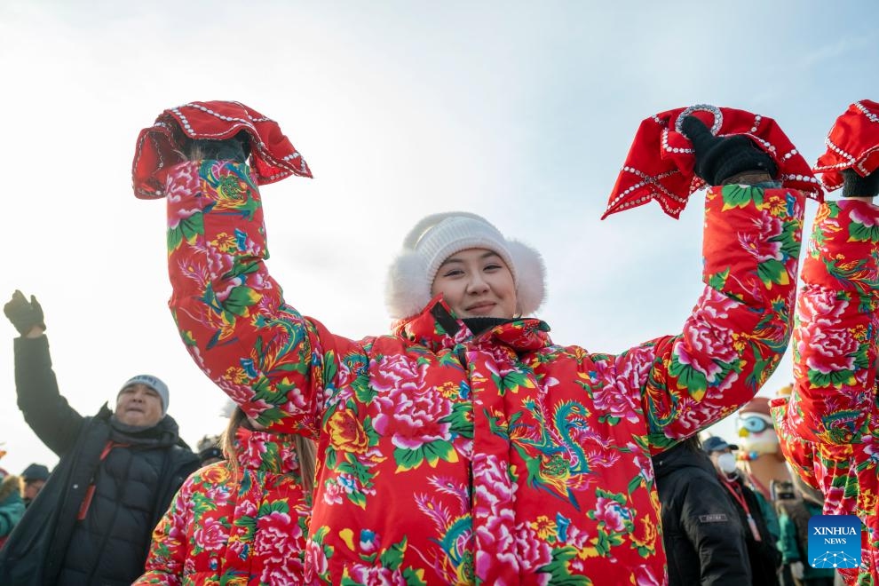 An actress performs during the 2026 Xingkai Lake winter fishing festival at Xingkai Lake in northeast China's Heilongjiang Province, Jan. 17, 2026. The festival was kicked off on Saturday on the shore of Xingkai Lake, a boundary lake between China and Russia, presenting a fully-integrated immersive experience in folk arts, sports and amusements for visitors. (Photo: Xinhua)