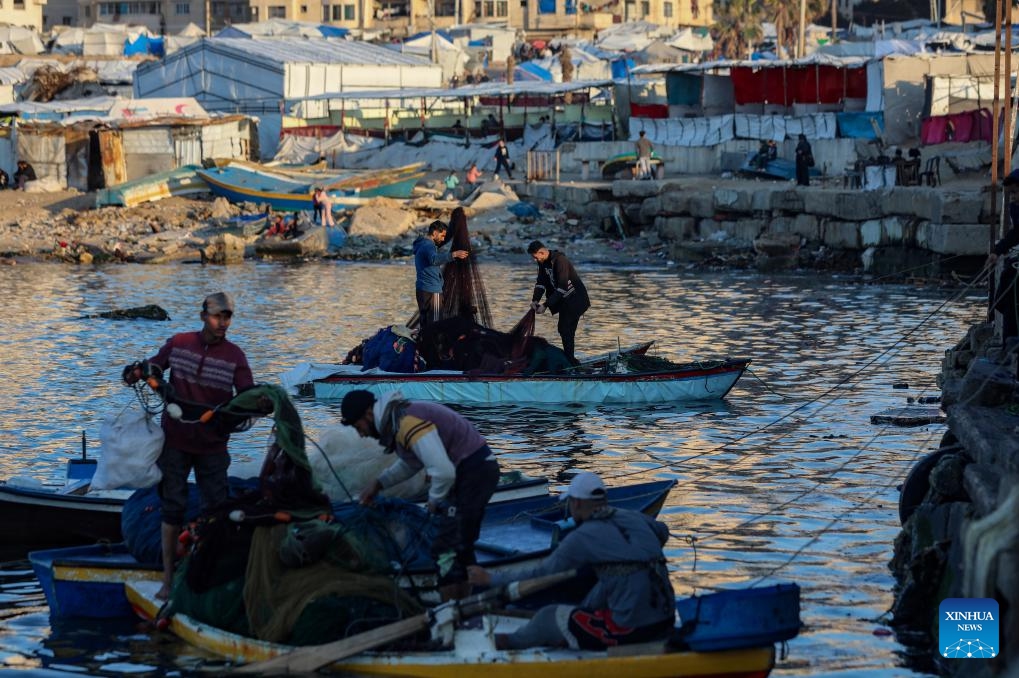 Palestinian fishermen work near the beach of Gaza City, Jan. 16, 2026. (Photo: Xinhua)