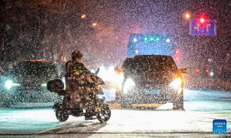 People wait at a red light amidst snowfall in Beijing, capital of China, on Jan. 17, 2026. Beijing witnessed a snowfall on Friday. (Photo: Xinhua)