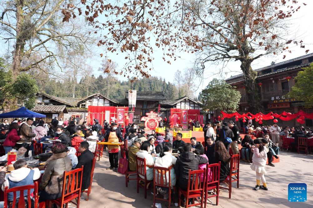 Visitors experience a traditional Sichuan-style outdoor baba banquet during a cultural tourism event at Shangli Ancient Town in Ya'an, southwest China's Sichuan Province, Jan. 17, 2026. (Photo: Xinhua)