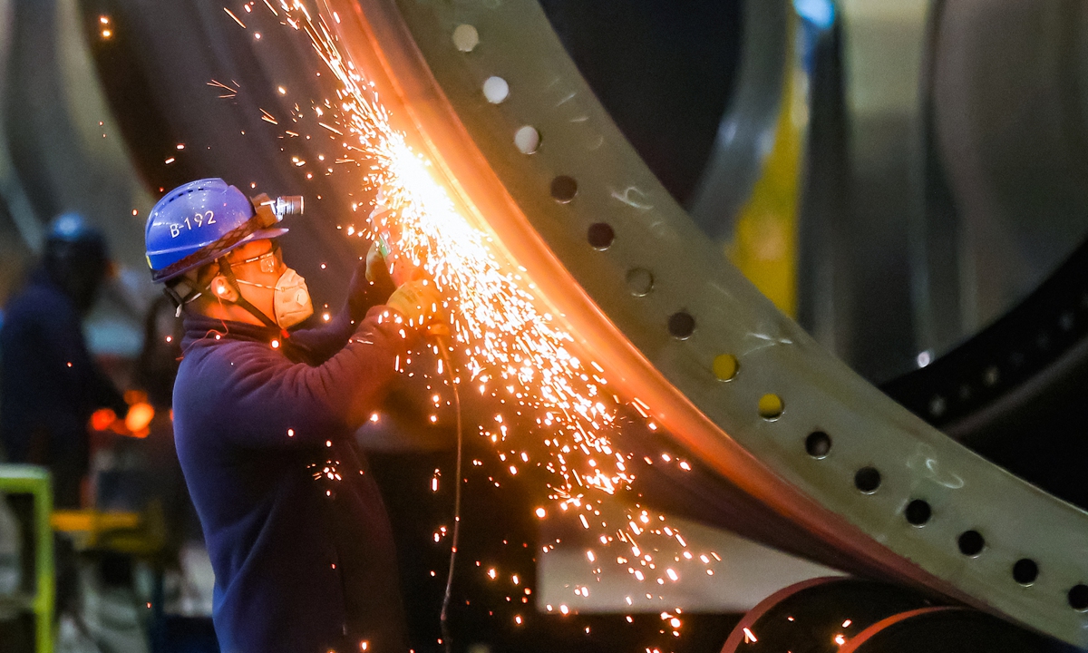 A worker operates in the production workshop of China Construction Equipment & Engineering Co in Nanjing of East China's Jiangsu Province on January 19, 2026. Photo: VCG