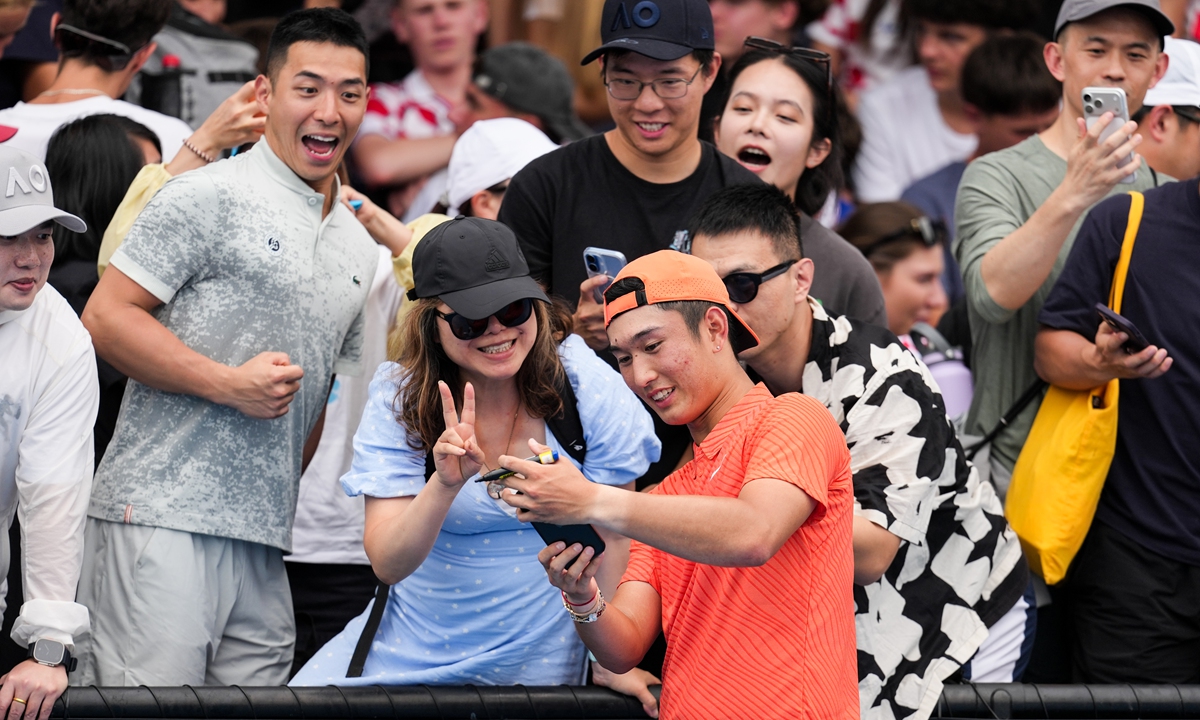 Chinese tennis player Shang Juncheng (front) takes a selfie with fans after his first-round win over Roberto Bautista-Agut of Spain at the 2026 Australian Open in Melbourne, Australia, on January 19, 2026. After a 6-4, 6-7 (2), 6-4, 6-0 victory over the former world No.9, the 20-year-old Shang, currently ranked world No.318, will next face Botic van de Zandschulp of the Netherlands. Photo: VCG