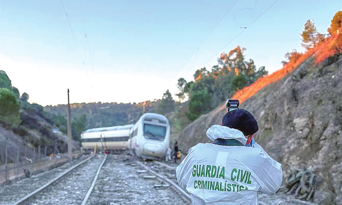 Spain's Civil Guard investigate the scene of a high-speed train derailment on January 19, 2026, in Adamuz, southern Spain. An Iryo train traveling from Málaga to Madrid derailed and collided with another oncoming train, killing at least 39 people and injuring more than 120 others, according to media reports.  Photo: VCG